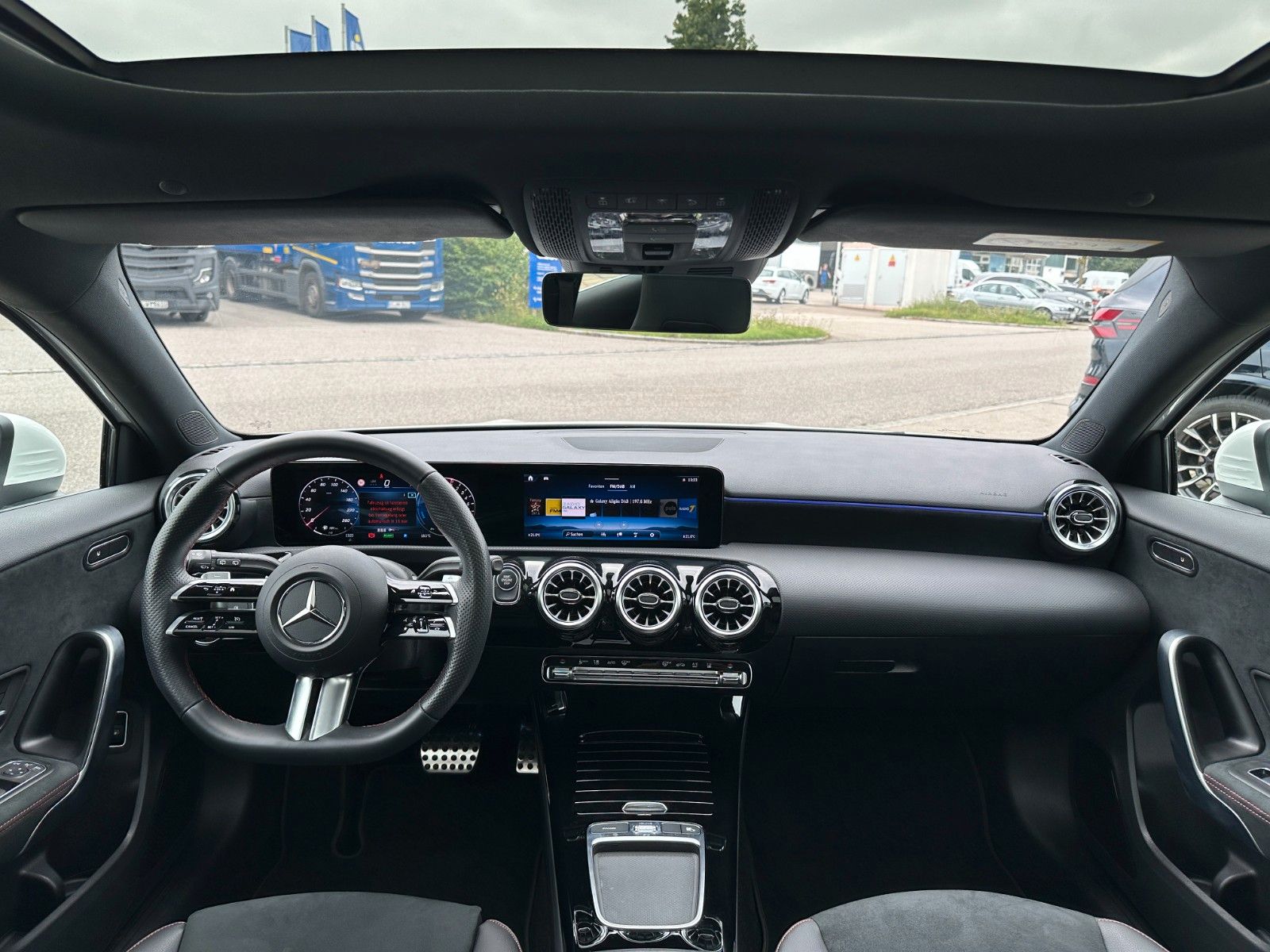 Fahrzeugabbildung Mercedes-Benz A 250e AMG Line, PANORAMA,LED,KAMERA,Usw