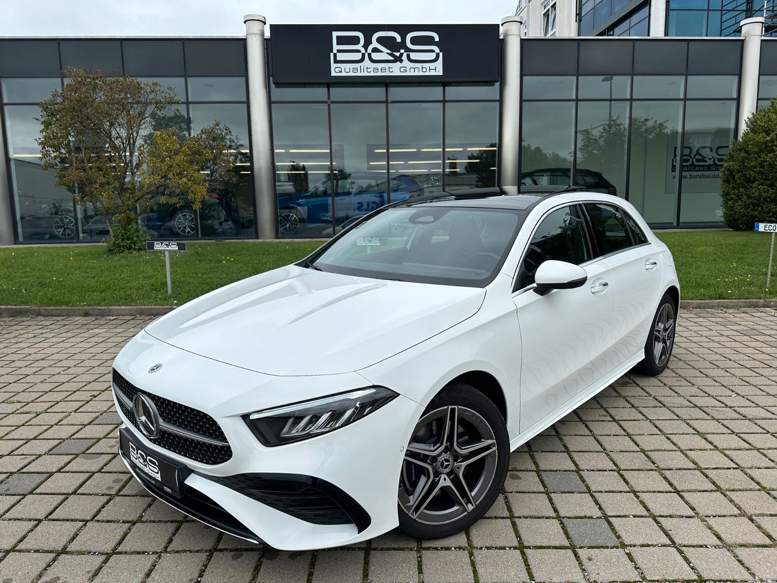 Fahrzeugabbildung Mercedes-Benz A 250e AMG Line, PANORAMA,LED,KAMERA,Usw