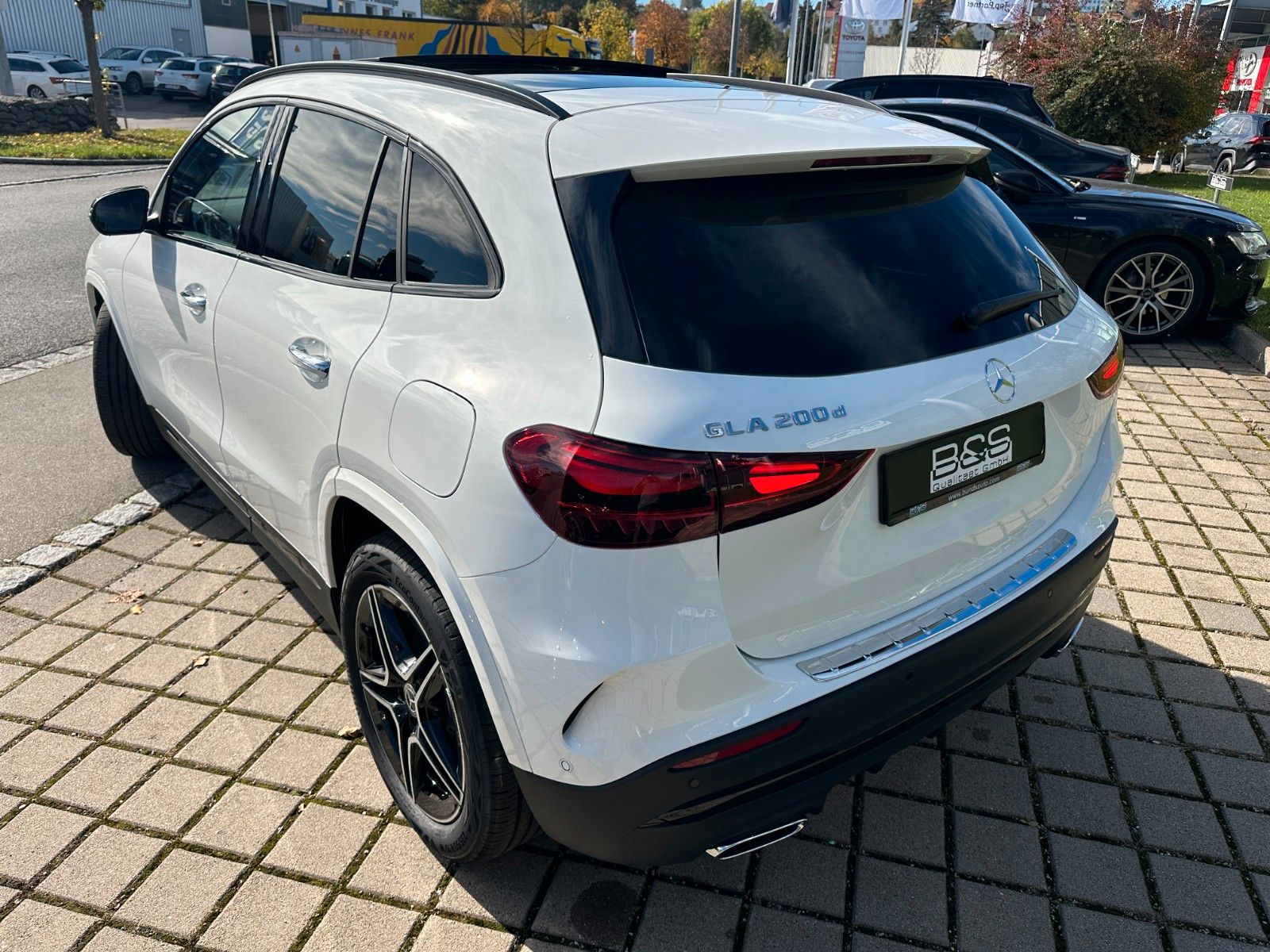 Fahrzeugabbildung Mercedes-Benz GLA 200d AMG DISTR,PANO,LED,Night-Paket,Usw