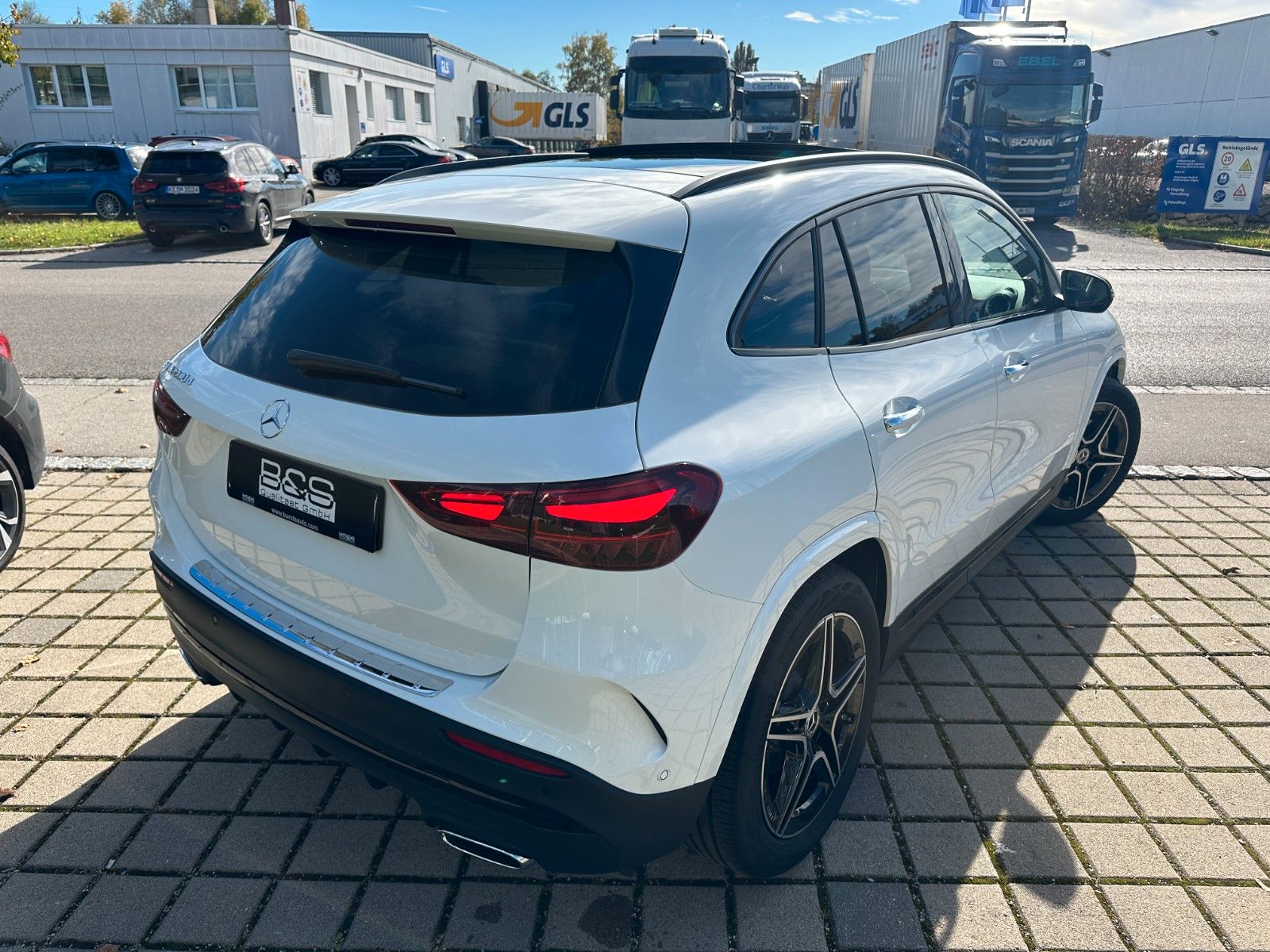 Fahrzeugabbildung Mercedes-Benz GLA 200d AMG DISTR,PANO,LED,Night-Paket,Usw