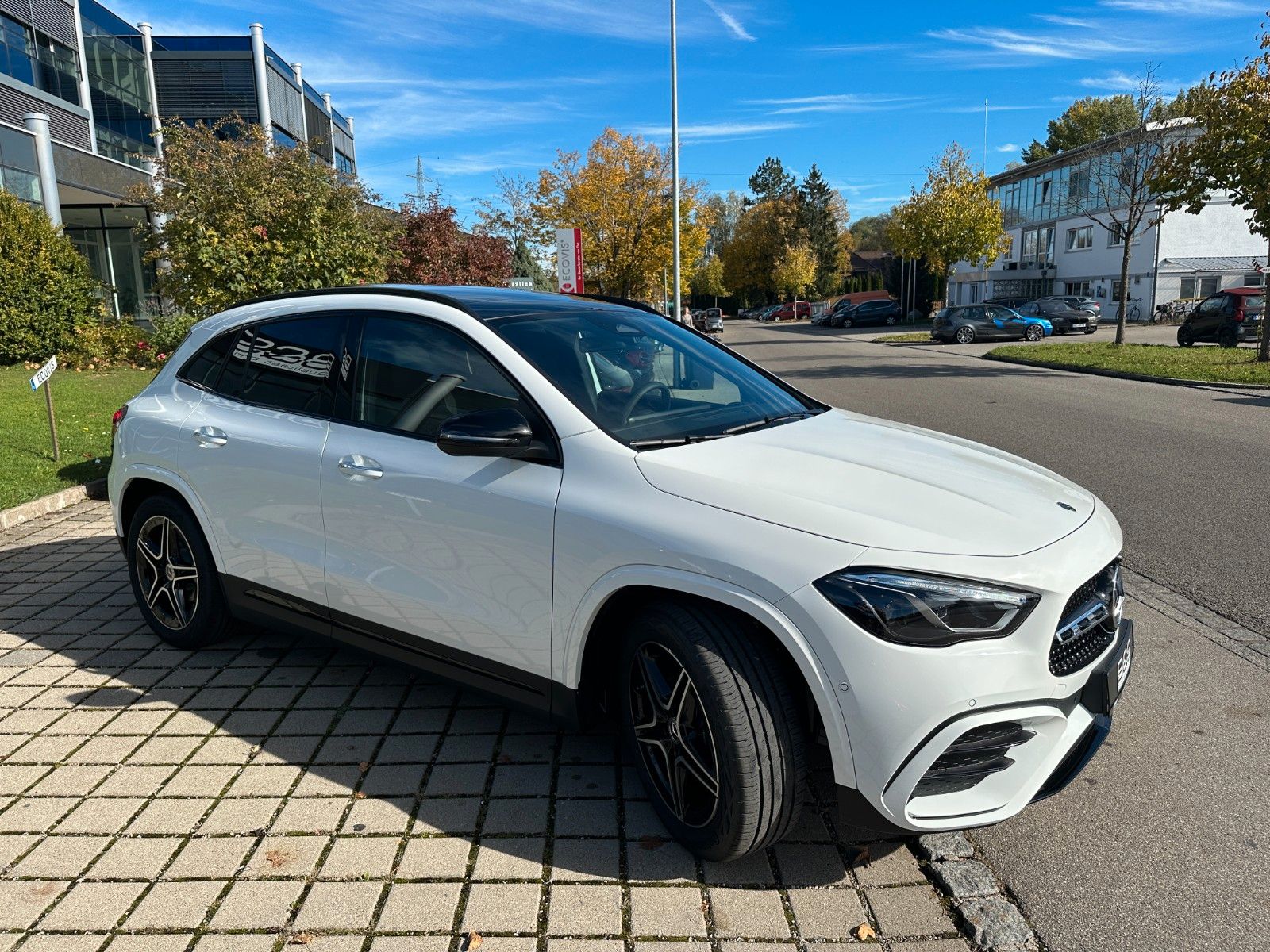 Fahrzeugabbildung Mercedes-Benz GLA 200d AMG DISTR,PANO,LED,Night-Paket,Usw