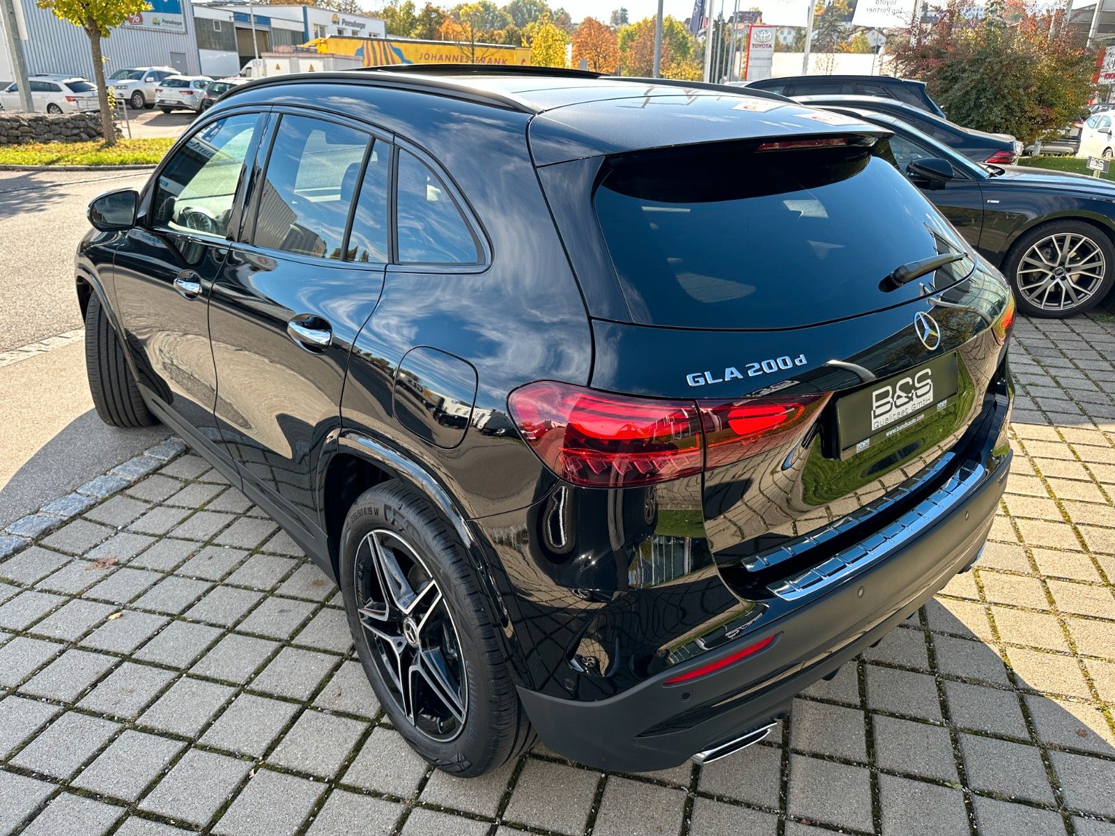 Fahrzeugabbildung Mercedes-Benz GLA 200d AMG Line Edition DISTR,PANO,LED,KAMERA