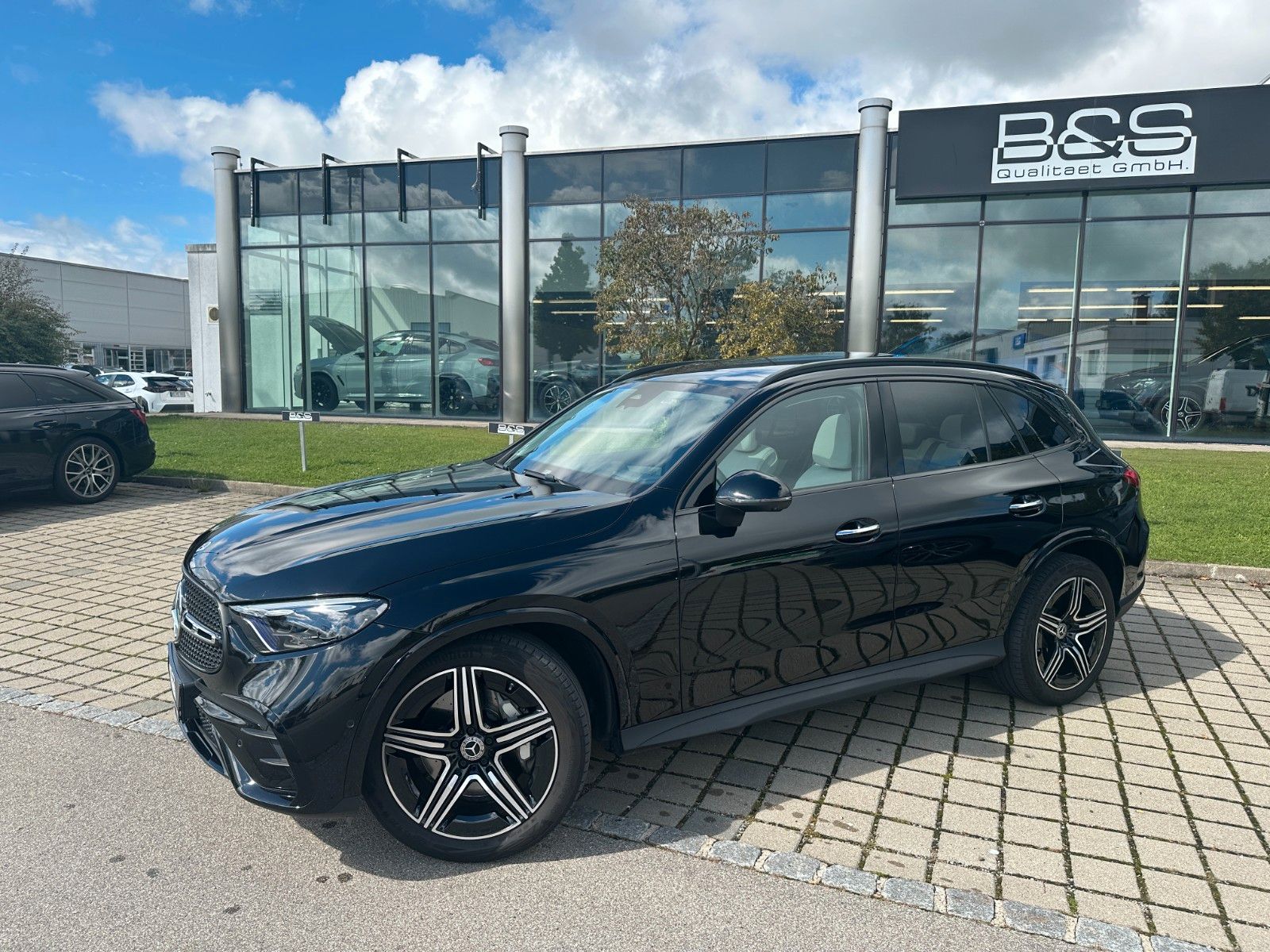 Fahrzeugabbildung Mercedes-Benz GLC 220d 4Matic AMG DISTR,HUD,PANO,BURM,AHK,360