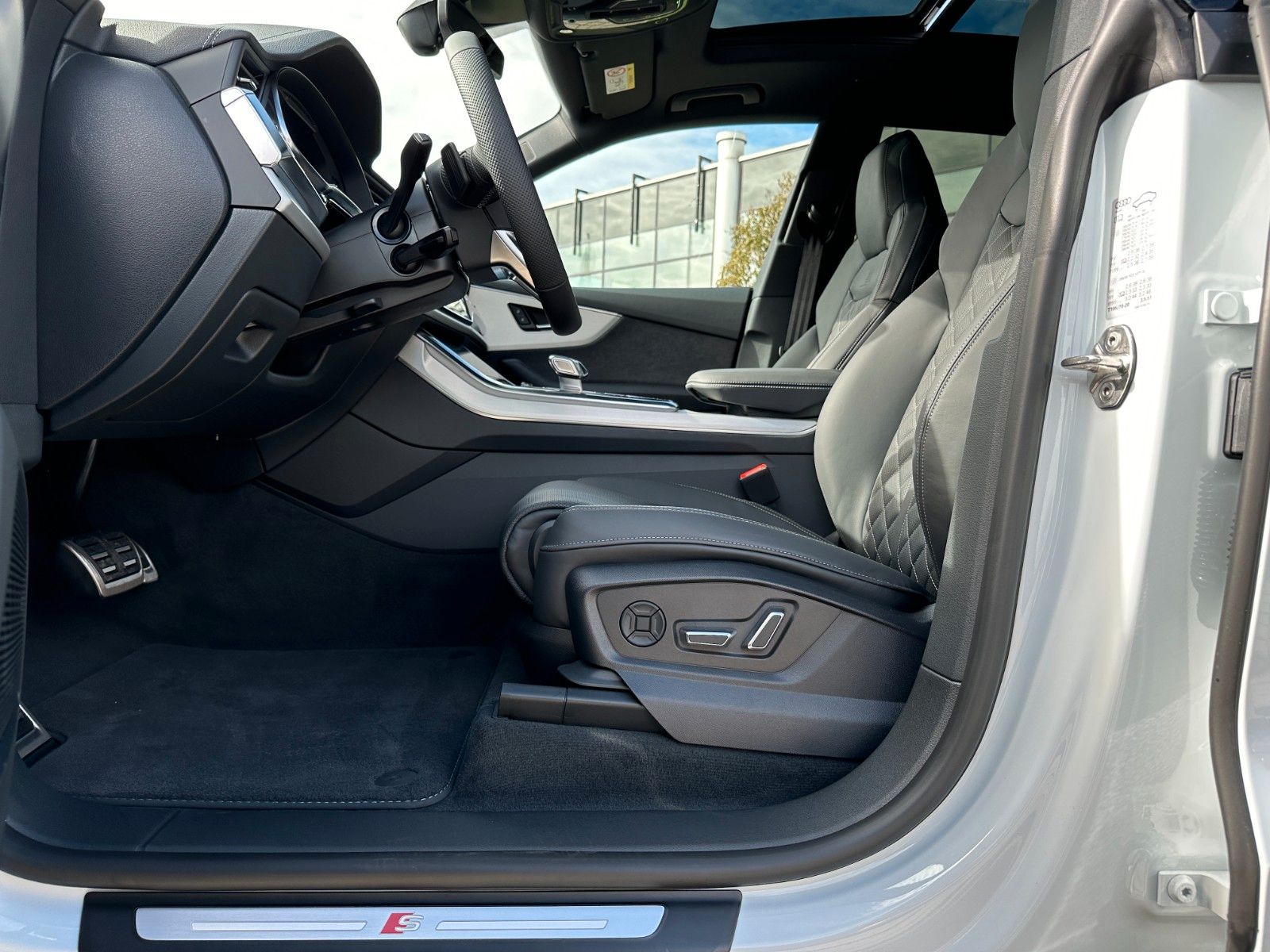 Fahrzeugabbildung Audi Q8 50 TDI quattro ACC,PANO,B&O,MATRIX,LUFT,23"..