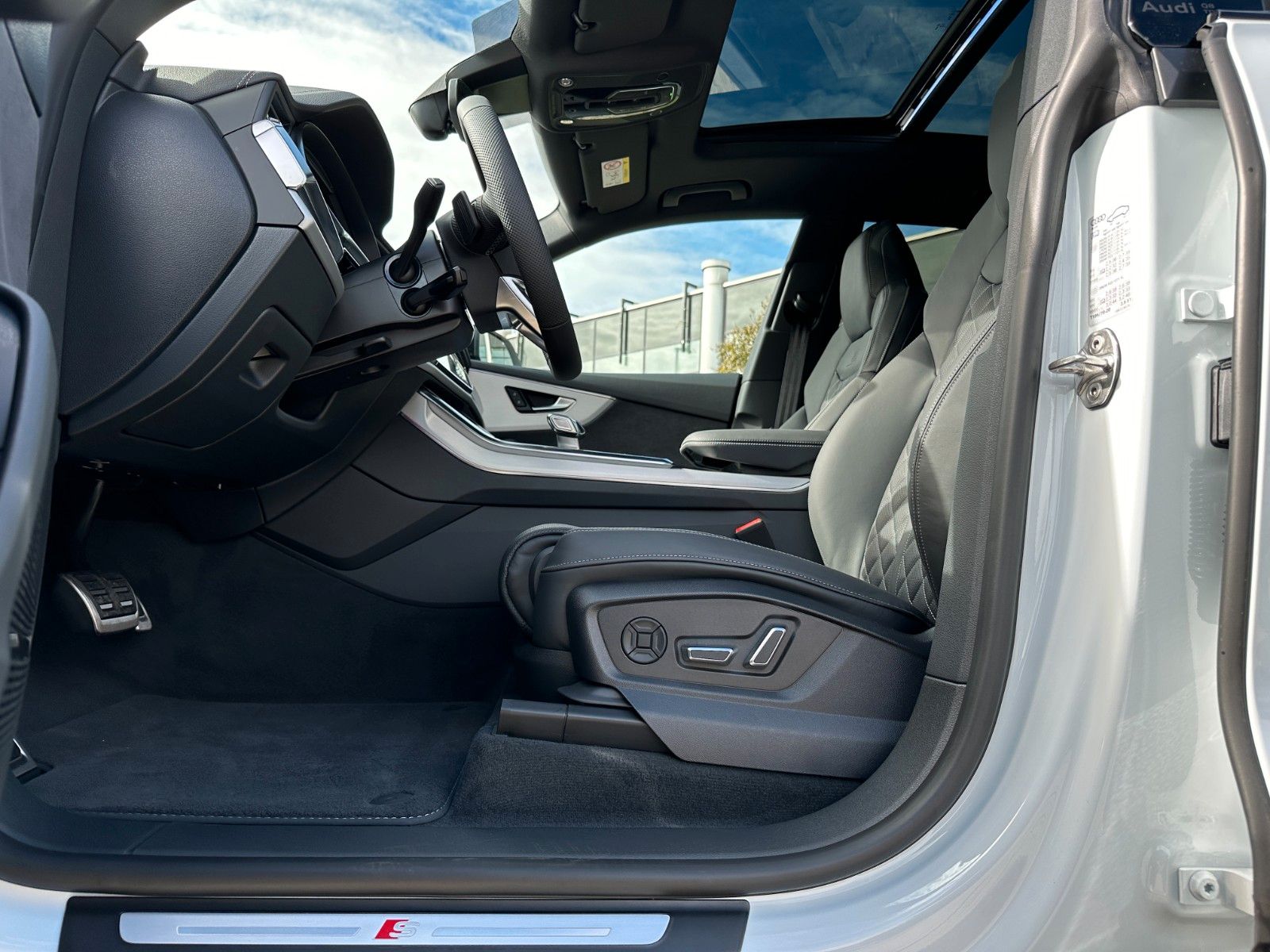 Fahrzeugabbildung Audi Q8 50 TDI quattro ACC,PANO,B&O,MATRIX,LUFT,23"..