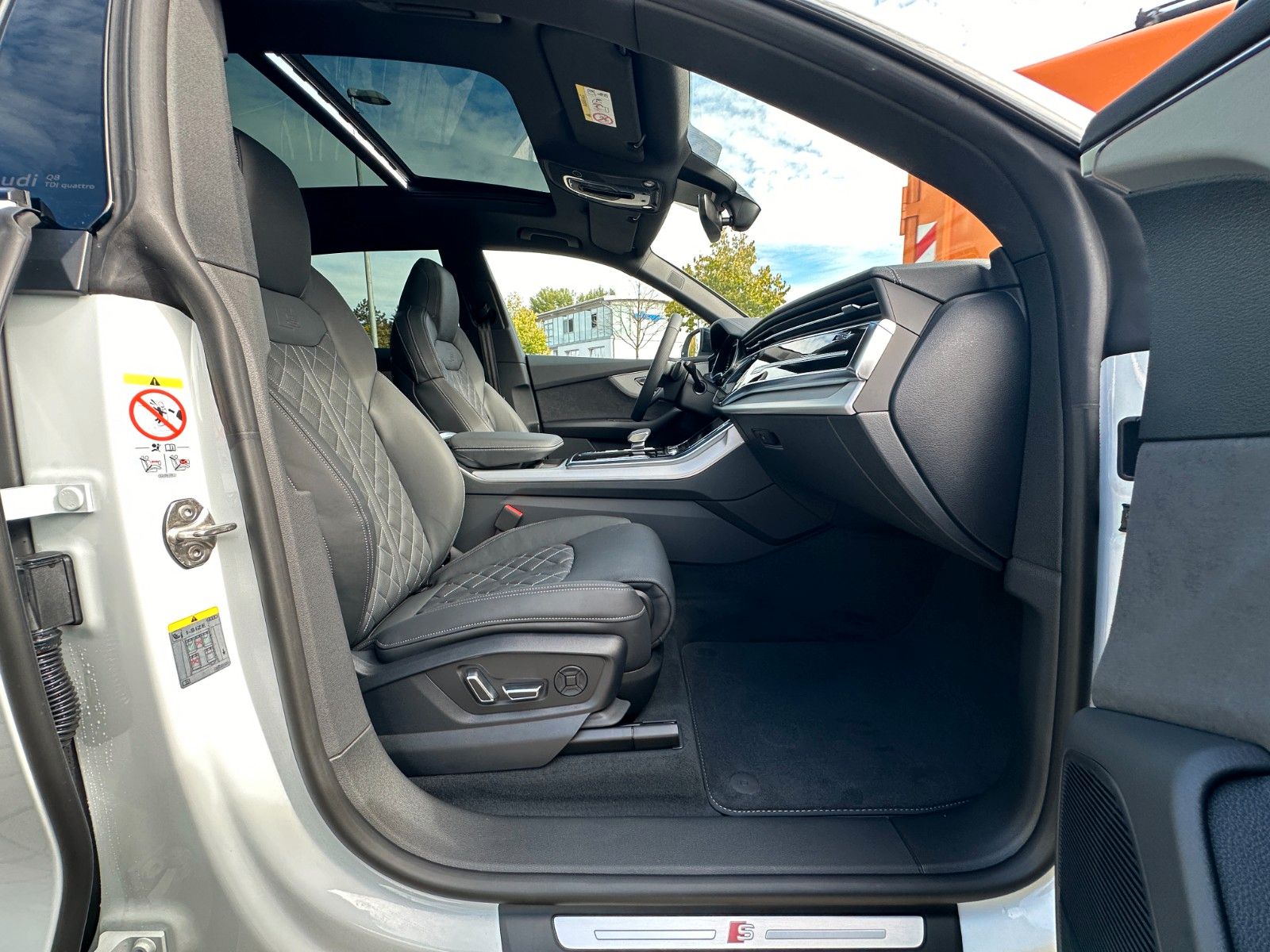 Fahrzeugabbildung Audi Q8 50 TDI quattro ACC,PANO,B&O,MATRIX,LUFT,23"..