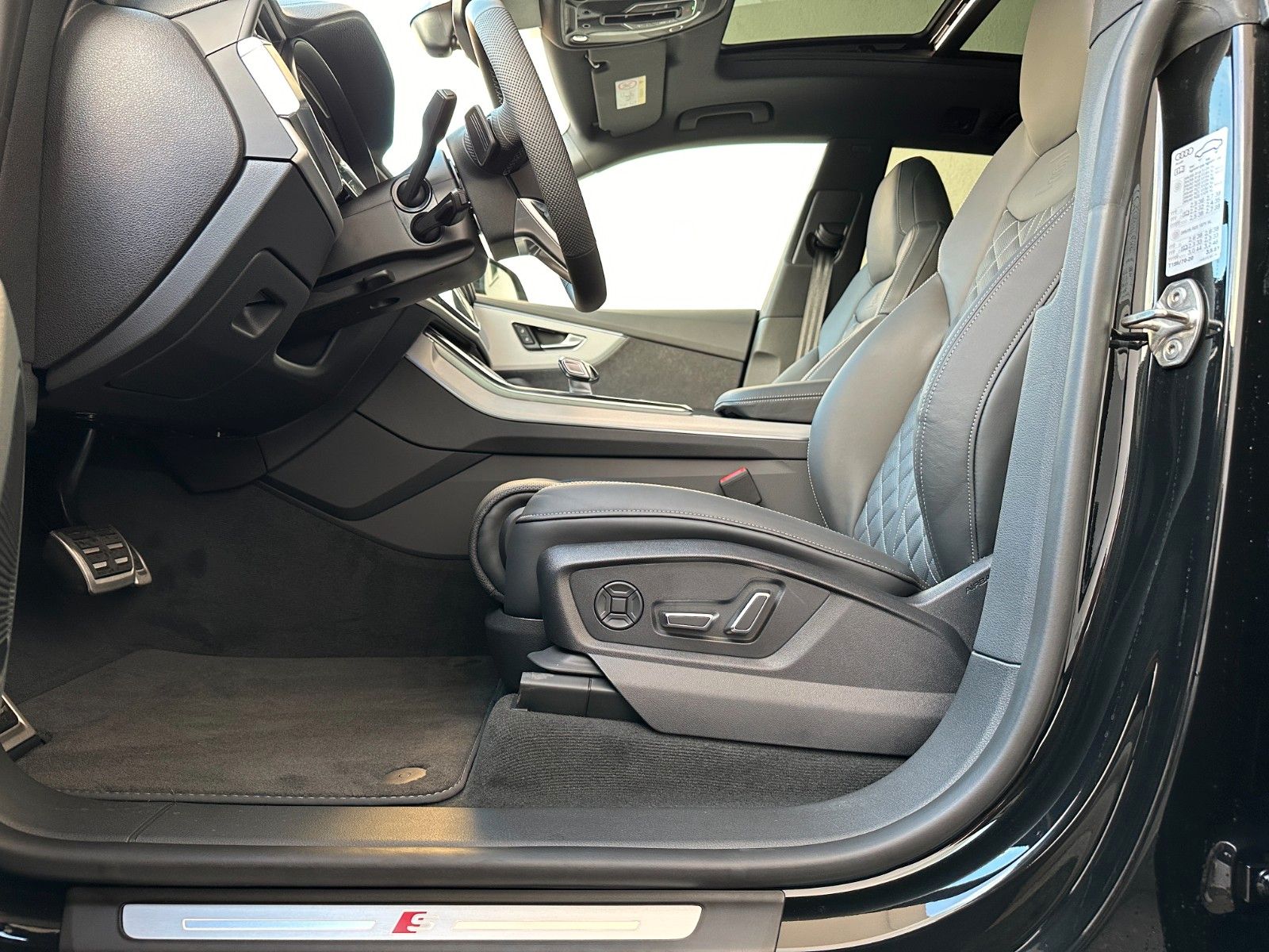 Fahrzeugabbildung Audi Q8 50 TDI quattro ACC,PANO,B&O,MATRIX,LUFT,23"