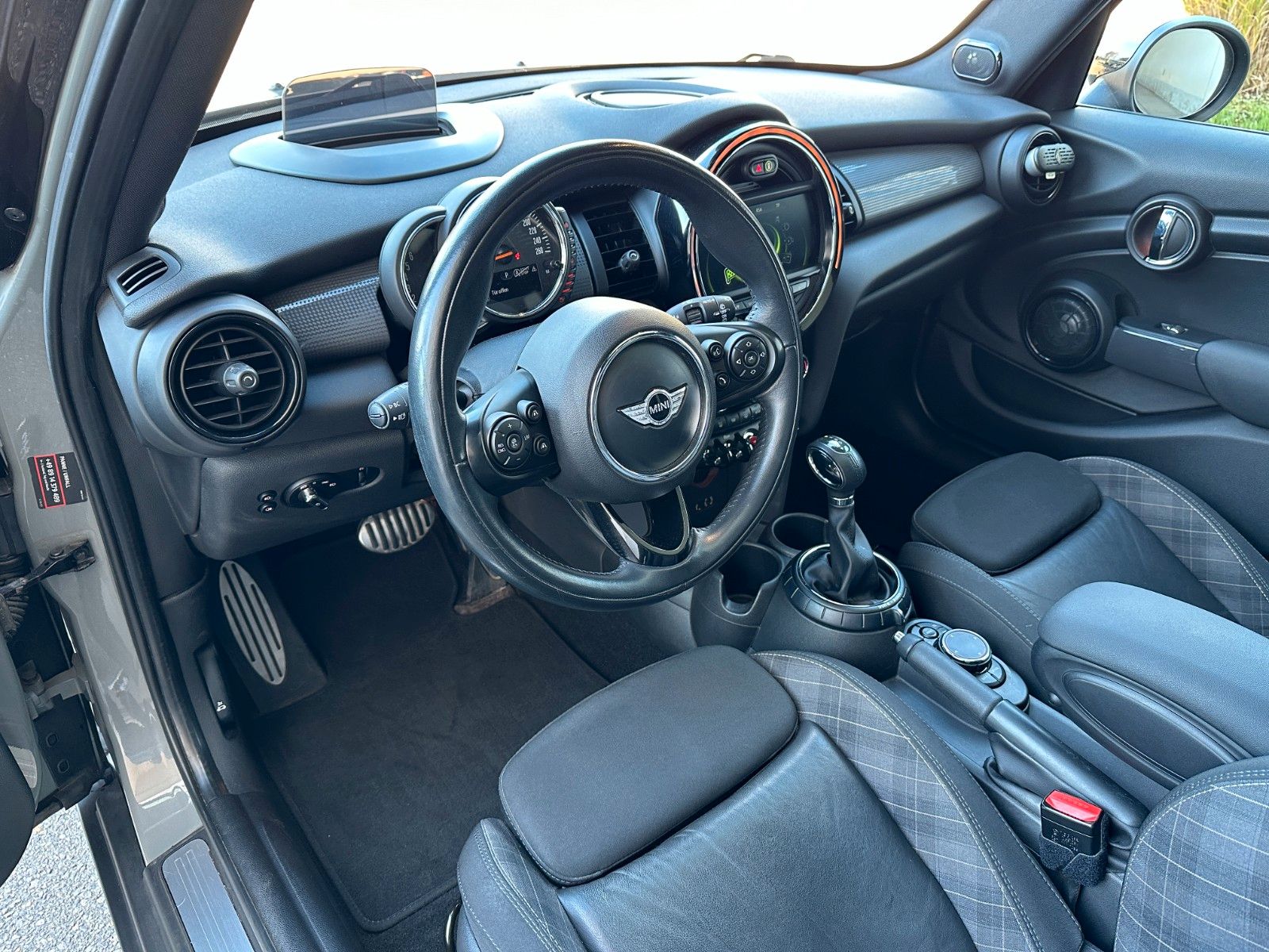 Fahrzeugabbildung MINI Mini 5-trg. Cooper Chili ACC,HUD,HARMAN,PANO,Usw