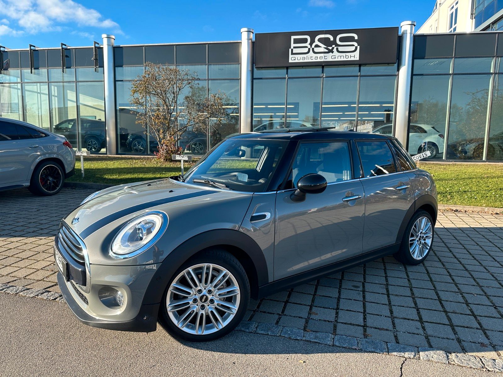 Fahrzeugabbildung MINI Mini 5-trg. Cooper Chili ACC,HUD,HARMAN,PANO,Usw