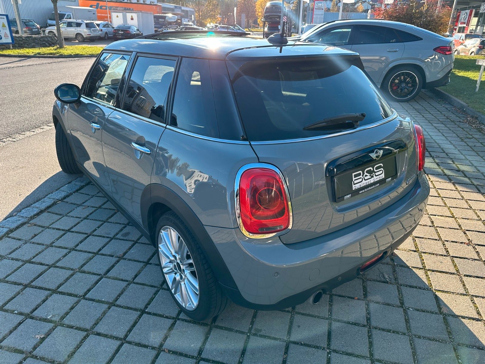 Fahrzeugabbildung MINI Mini 5-trg. Cooper Chili ACC,HUD,HARMAN,PANO,Usw