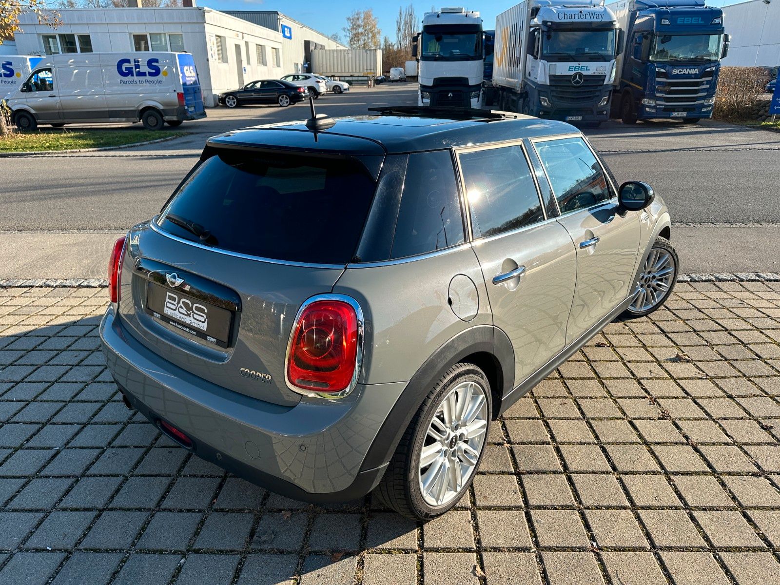 Fahrzeugabbildung MINI Mini 5-trg. Cooper Chili ACC,HUD,HARMAN,PANO,Usw