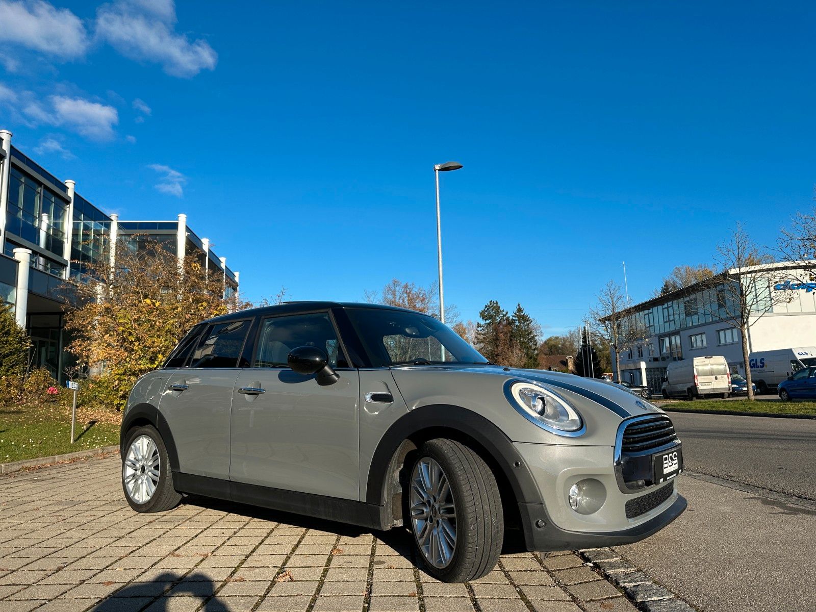 Fahrzeugabbildung MINI Mini 5-trg. Cooper Chili ACC,HUD,HARMAN,PANO,Usw