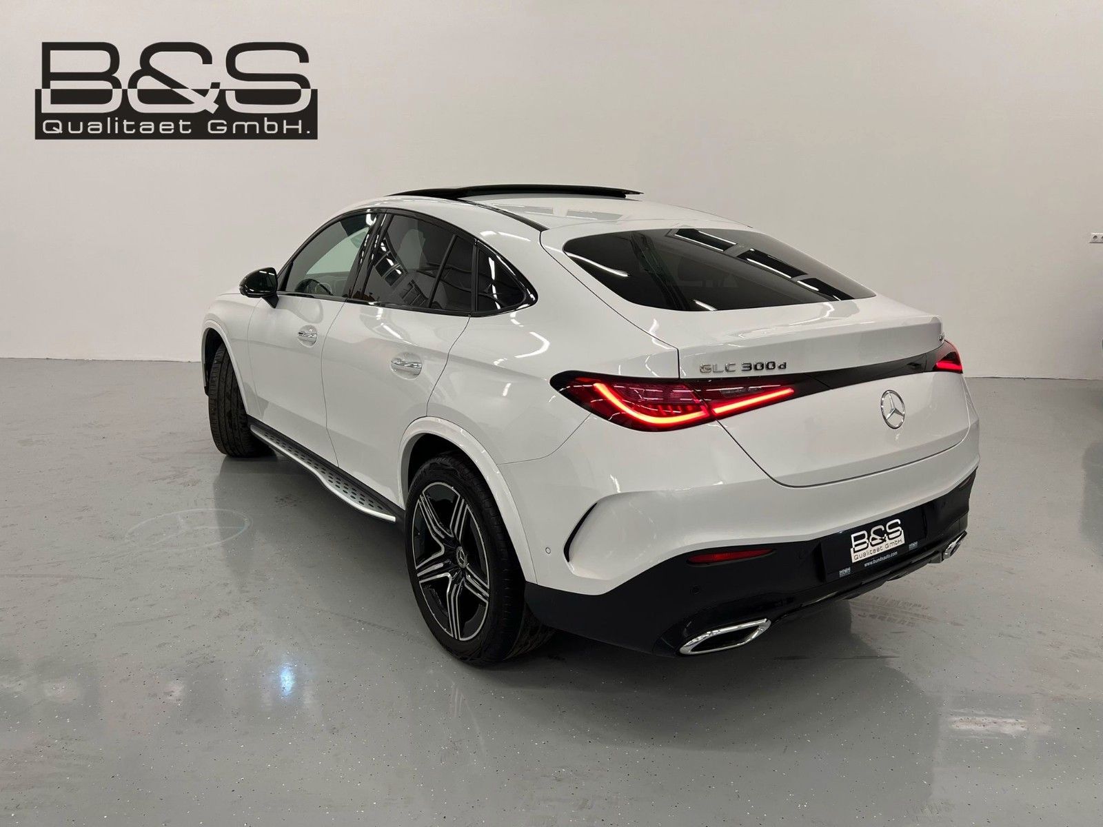 Fahrzeugabbildung Mercedes-Benz GLC 300d 4Matic AMG DISTR,HUD,PANO,BURM,AHK,360