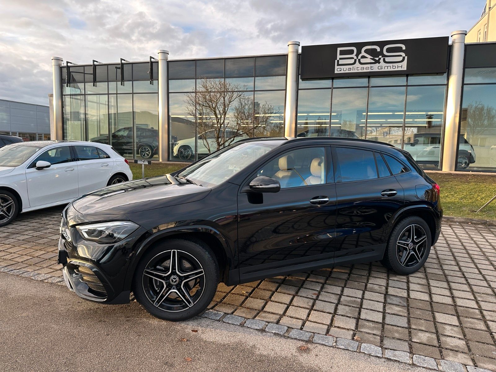 Fahrzeugabbildung Mercedes-Benz GLA 200 AMG Line Edition DISTR,LED,KAMERA,19"