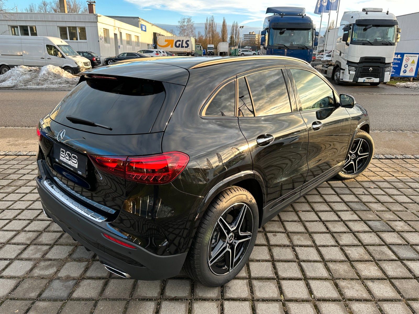 Fahrzeugabbildung Mercedes-Benz GLA 200 AMG Line Edition DISTR,LED,KAMERA,19"