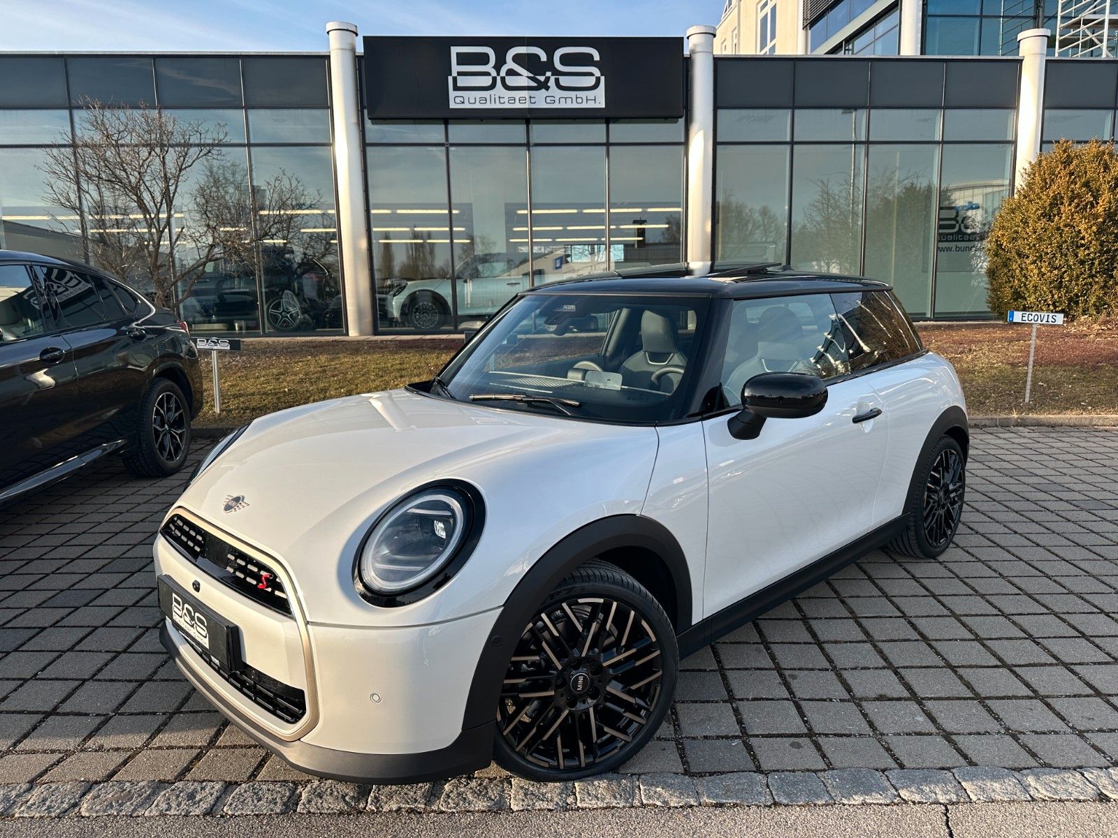 Fahrzeugabbildung MINI Cooper S Favoured Trim ACC,HUD,PANO,HARMAN,360..