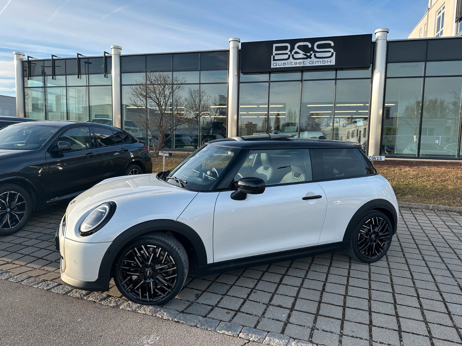 Fahrzeugabbildung MINI Cooper S Favoured Trim ACC,HUD,PANO,HARMAN,360..