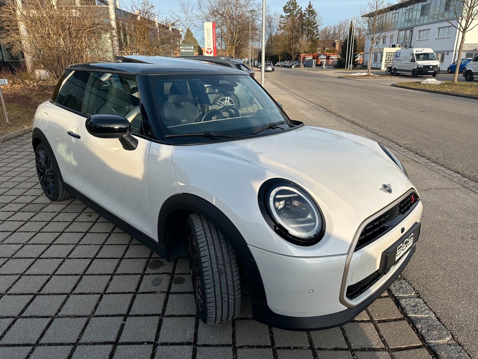 Fahrzeugabbildung MINI Cooper S Favoured Trim ACC,HUD,PANO,HARMAN,360..