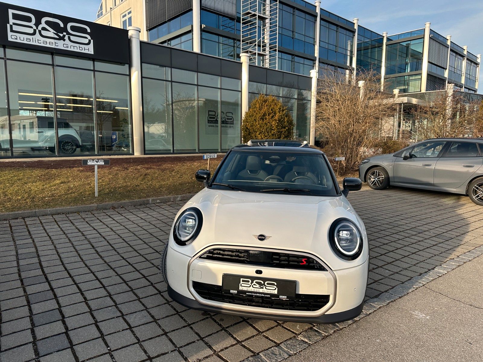 Fahrzeugabbildung MINI Cooper S Favoured Trim ACC,HUD,PANO,HARMAN,360..