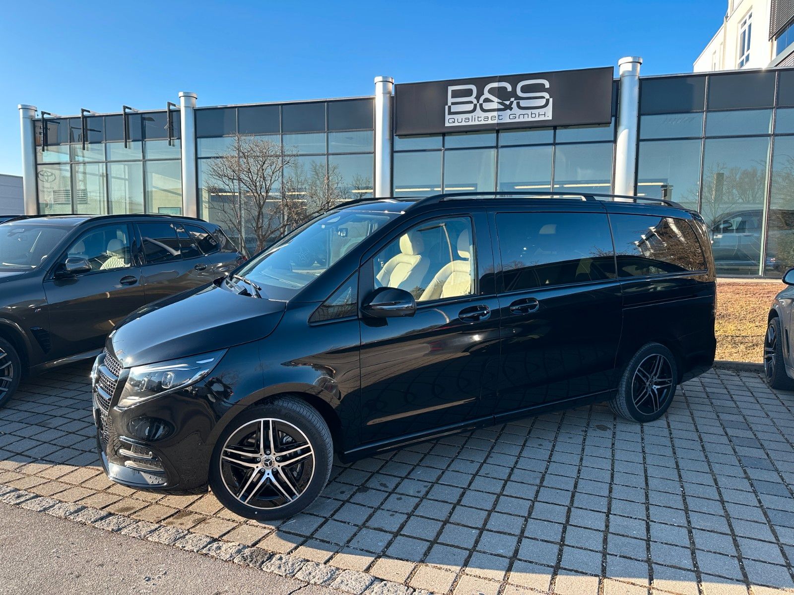 Fahrzeugabbildung Mercedes-Benz V300d 4MATIC AMG DISTR,PANO,AIRMATIC,BURM,AHK