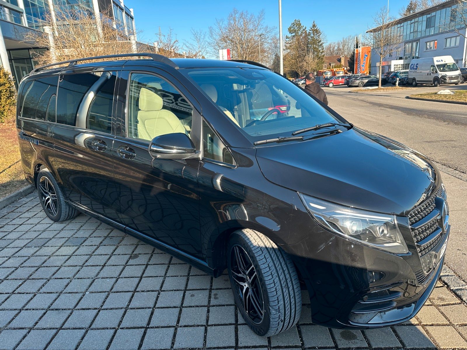 Fahrzeugabbildung Mercedes-Benz V300d 4MATIC AMG DISTR,PANO,AIRMATIC,BURM,AHK