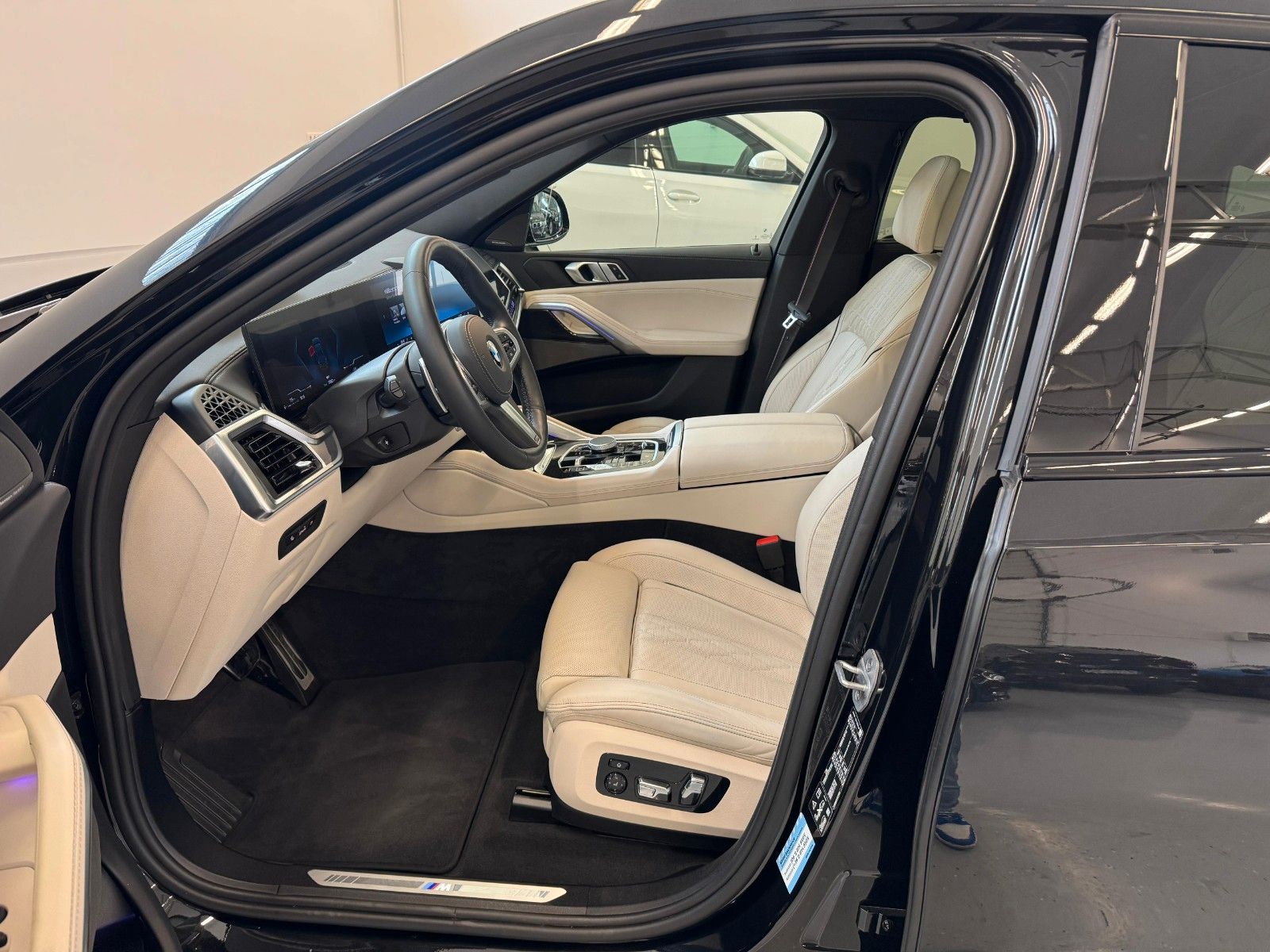 Fahrzeugabbildung BMW X6 30d xDrive MSport ACC,HUD,PANO,HARMAN,LUFT...