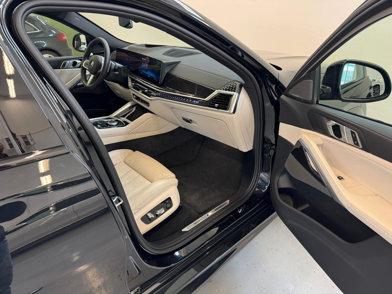 Fahrzeugabbildung BMW X6 30d xDrive MSport ACC,HUD,PANO,HARMAN,LUFT...