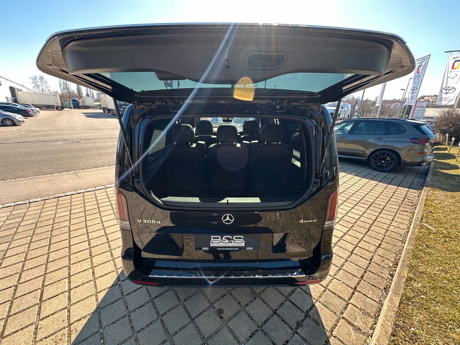 Fahrzeugabbildung Mercedes-Benz V300d  4MATIC AMG,DISTR,PANO,BURM,AIRMATIC,AHK