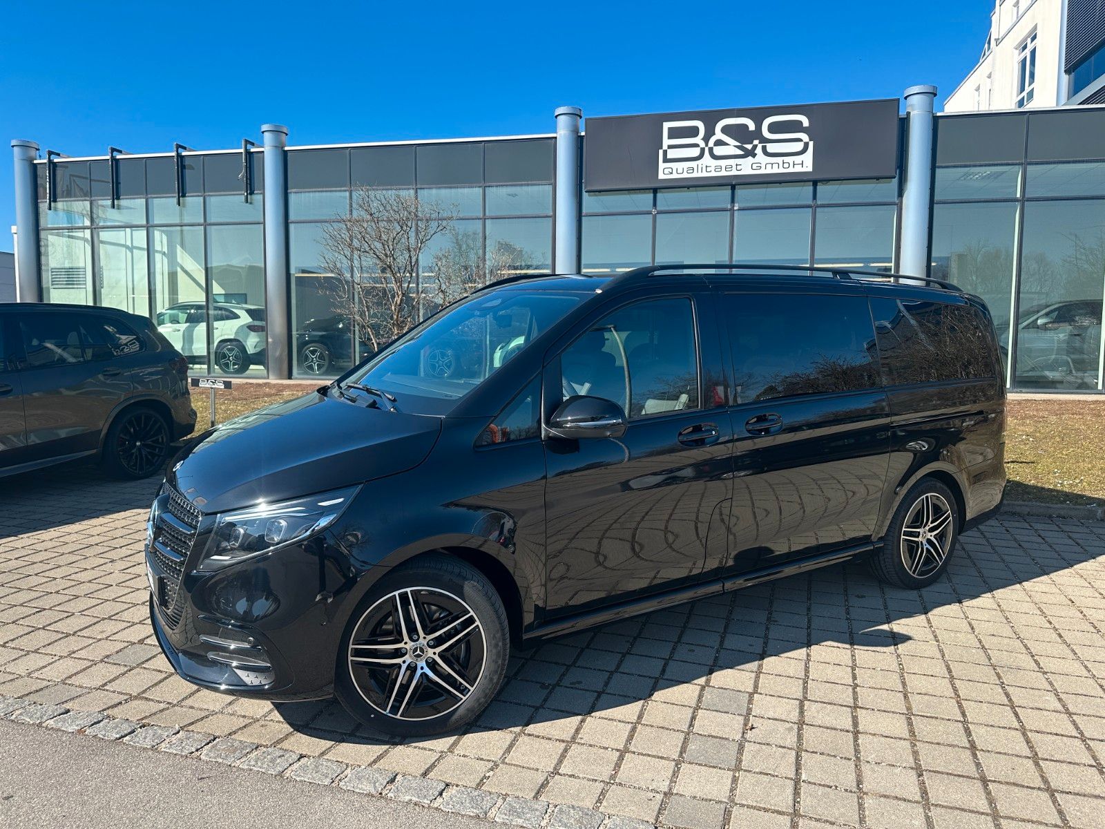 Fahrzeugabbildung Mercedes-Benz V300d  4MATIC AMG,DISTR,PANO,BURM,AIRMATIC,AHK