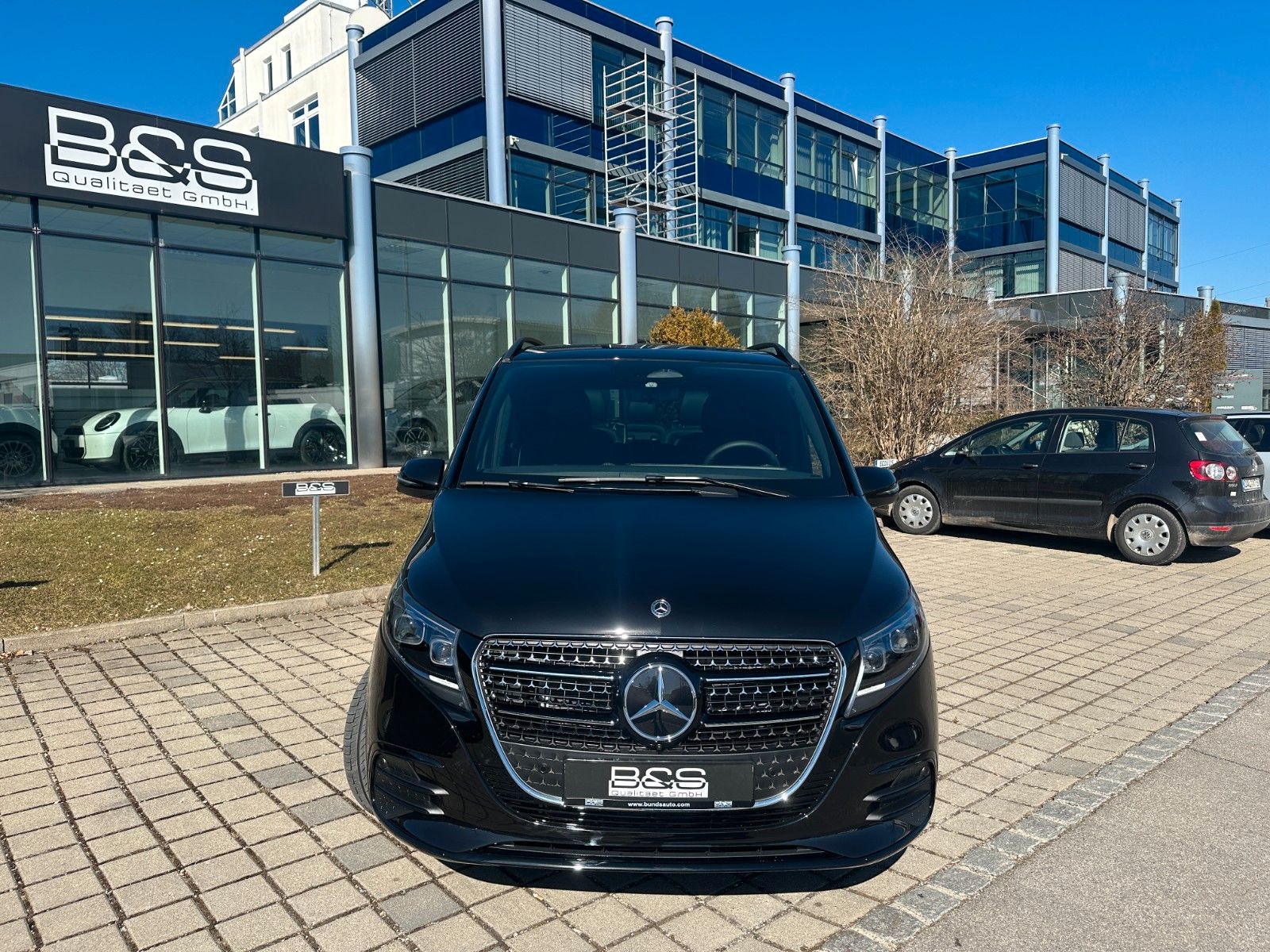 Fahrzeugabbildung Mercedes-Benz V300d  4MATIC AMG,DISTR,PANO,BURM,AIRMATIC,AHK